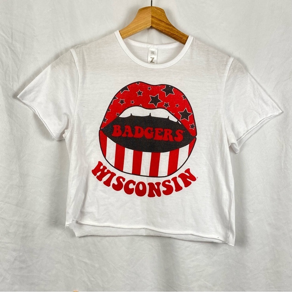 Zoozatz White Wisconsin Badgers university Graphic Cropped T-Shirt Size XS